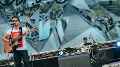 Penampilan Sandhy Sondoro pada Konser Drug Free Asia Afrika di Kawasan Monas, Jakarta, Minggu (19/4/2015). Konser dalam rangkaian KAA itu bertujuan sebagai kampanye pencegahan penyalahgunaan narkotika di kawasan Asia Afrika. (Liputan6.com/Faizal Fanani)