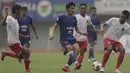 Gelandang Persita Tangerang, Adittia Gigis, berebut bola dengan gelandang Persibat Batang, Arfan Ary, pada laga Liga 2 di Stadion Sport Center, Tangerang, Selasa (2/7). Persita menang 4-0 atas Persibat. (Bola.com/Vitalis Yogi Trisna)