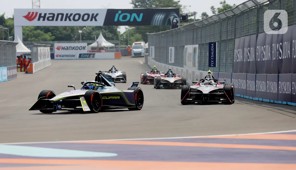 Pembalap ABT CUPRA Formula E Team, Nico Mueller, saat beraksi pada sesi kualifikasi balapan Formula E 2023 di Jakarta International e-Prix Circuit, Sabtu (3/6/2023). (Bola.com/M Iqbal Ichsan)