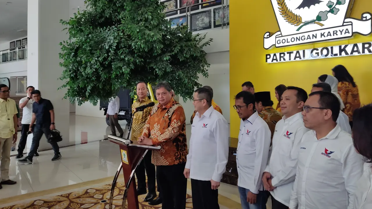Ketua Umum Partai Perindo Hary Tanoesoedibjo menggelar pertemuan dengan Ketua Umum Golkar Airlangga Hartarto. (Merdeka.com/Ahda Bayhaqi)