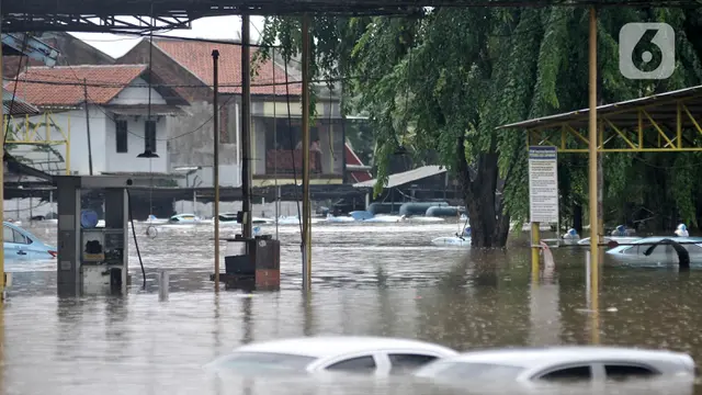Penampakan Banjir di Pool Taksi Blue Bird Kramat Jati