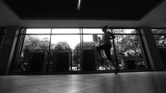 Seorang Atlet Wushu asal Prancis, sedang berlatih sebelum bertanding pada Kejuaraan Dunia Wushu 2015 di Istora, Senayan, Jakarta, Selasa (17/11/2015). (Bola.com/Nicklas Hanoatubun)