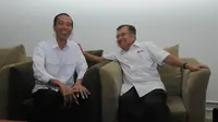 Jokowi dan JK secara kebetulan bertemu di Bandara Halim Perdanakusuma, Sabtu (3/5/2014) pagi. Keduanya akan berkunjung ke lokasi berbeda.