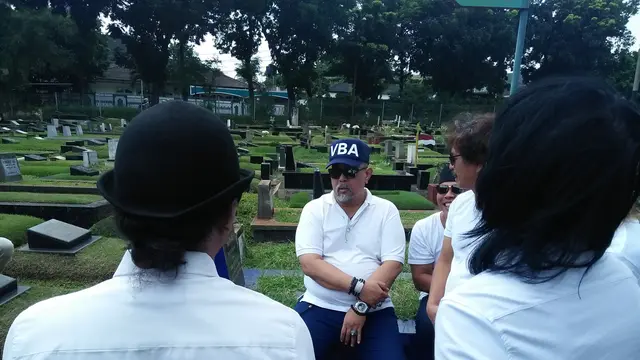 Indro Warkop dan OM PMR ziarah makam (Liputan6com/Sapto Purnomo)