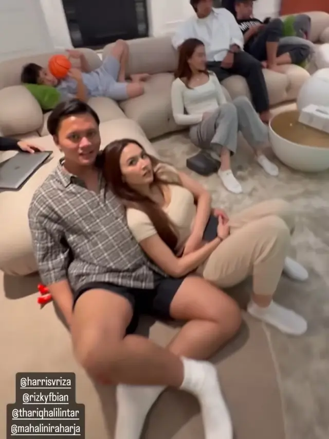 Gaya Couple Artis Tanah Air Nobar Timnas U-23. [@raffinagita1717]