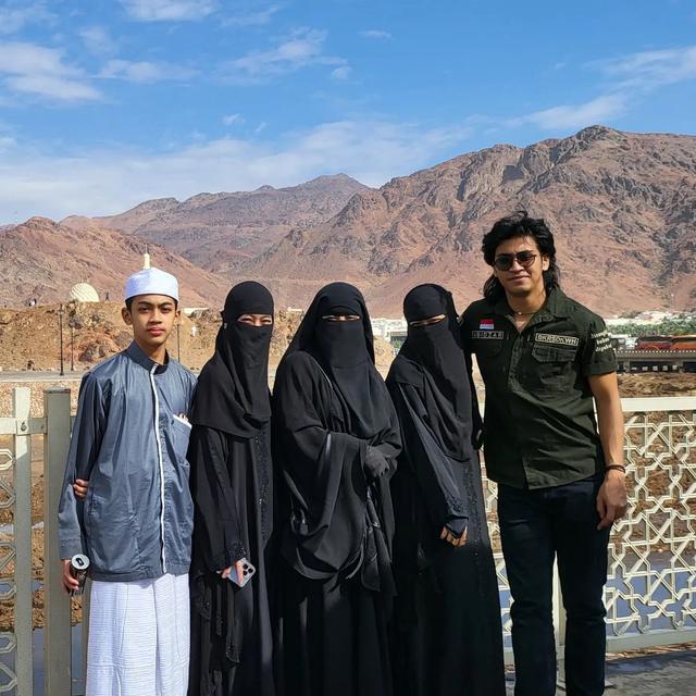 Penampilan Abidzar Saat Umroh