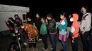 Orang-orang mengantre menyaksikan fenomena "konjungsi besar" planet Jupiter dan Saturnus di Udaipur, 50 kilometer dari Agartala, ibu kota Negara Bagian Tripura, India timur laut (22/12/2020). Fenomena langit yang tergolong sangat langka akan, yaitu Konjungsi besar Jupiter-Saturnus. (Xinhua/Str)