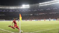 Bek Persija Jakarta, Ismed Sofyan, bersiap melakukan tendangan sudut saat melawan Arema FC pada laga Liga 1 di SUGBK, Jakarta, Sabtu (31/3/2018). Persija menang 3-1 atas Arema FC. (Bola.com/Vitalis Yogi Trisna)