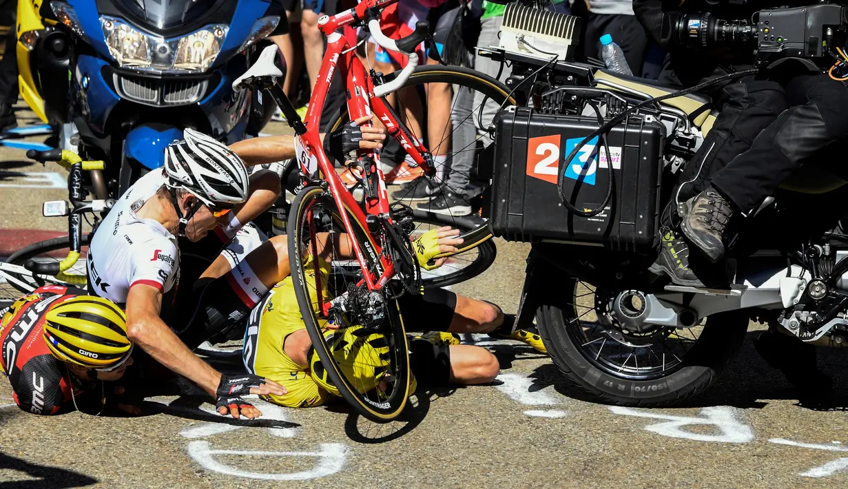  Pebalap Inggris, Christopher Froome (kaos kuning), terlibat kecelakaan di Etape 12 Tour de Franc antara Montpellier dan Chalet-Reynard, (14/7/2016) . (AFP/Pool/Bernard Papon)
