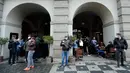 Orang-orang menikmati minum bir di teras restoran di Praha, Republik Ceko, Senin, (11/5/2020). Republik Ceko mengambil langkah normal di tengah pandemi coronavirus dengan melonggarkan lebih banyak pembatasan yang diadopsi oleh pemerintah untuk menampungnya. (AP/Petr David Josek)