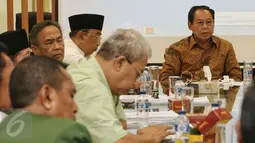 Ketua Umum PPP Djan Faridz (kanan) hadir saar pertemuan di gedung PPP, Jakarta,  (22/2). Pertemuan membahas menolak keputusan Menkumham yang mengesahkan kembali surat susunan DPP PPP muktamar bandung 2012. (Liputan6.com/Faizal Fanani)