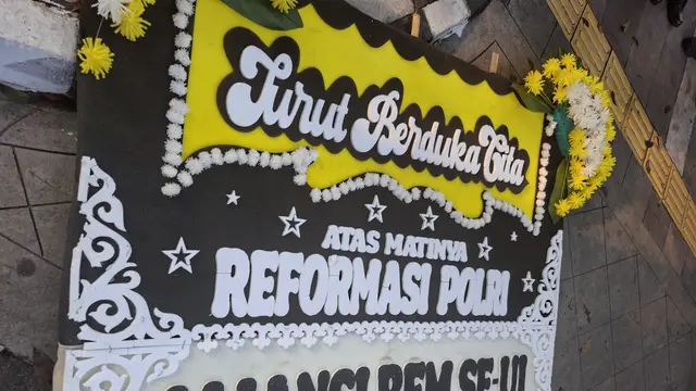 Badan Eksekutif Mahasiswa Universitas Indonesia (BEM UI) menggelar aksi simbolik di depan Markas Besar Kepolisian Republik Indonesia (Mabes Polri), Rabu (1/7/2026). (Liputan6.com/Rifqy)