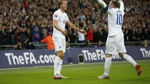 Harry Kane merayakan bersama Wayne Rooney usai mencetak gol pertama untuk Inggris (Reuters)