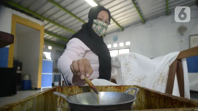 FOTO: Mengintip Proses Pembuatan Batik Kembang Mayang