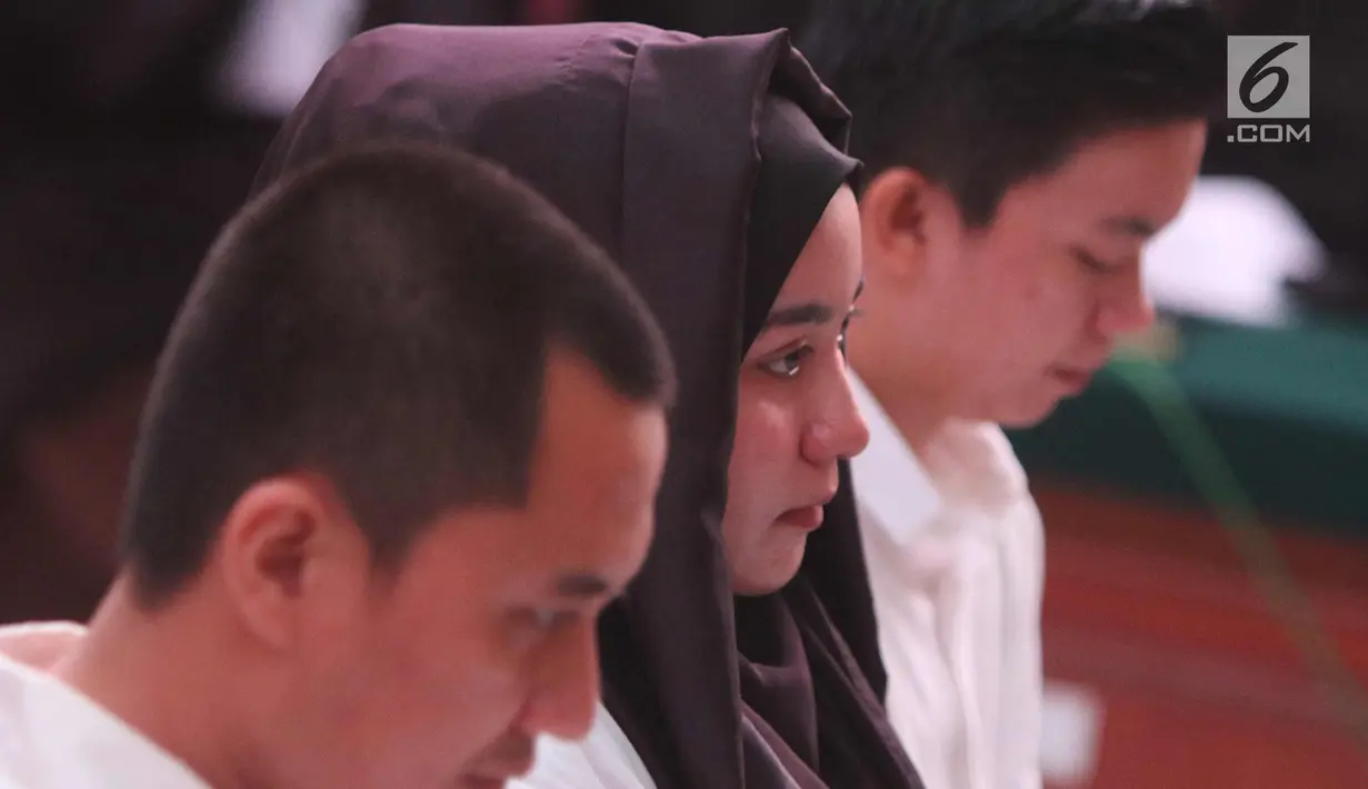 Tiga tersangka Direktur First Travel agen umrah, Andika Surachman, Anniesa Hasibuan, dan Siti Nuraidah Hasibuan alias Kiki menjalani sidang perdana kasus dugaan penipuan umrah di PN Depok, Jawa Barat, Senin (19/2). (Liputan6.com/Immanuel Antonius)