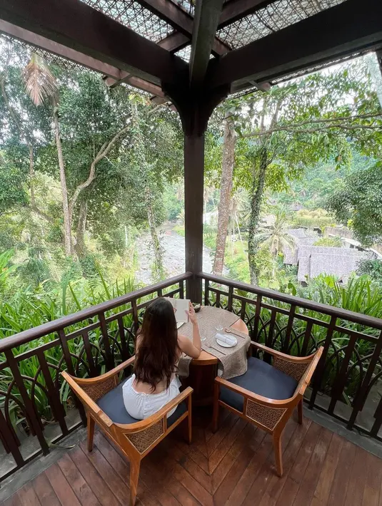 Enzy dan Molen memilih untuk menikmati honeymoon mereka di alam Bali. Enzy lewat unggahan beberapa foto di akun Instagram pribadinya, memperlihatkan keduanya dalam gaya kasual tiba di sebuah resort. Foto: Instagram.