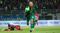 Striker Persebaya Surabaya, Mohammed Rashid, melakukan selebrasi setelah membobol gawang Madura United pada lanjutan BRI Liga 1 2024/2025 di Gelora Bangkalan, Senin (2/12/2024). (Bola.com/Aditya Wany)