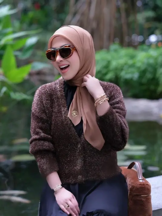 Tak hanya itu saja, sebelumnya penampilan kasual Syahrini dengan busana bernuansa cokelat dan hitam juga jadi sorotan. Pasalnya outfit yang digunakan serta berbagai fashion item pada penampilan santainya ini berasal dari brand ternama. (Liputan6.com/IG/@PrincesSyahrini)
