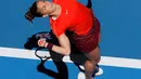 Petenis Maria Sakkari melakukan servis saat bertanding melawan petenis AS, Serena Williams selama turnamen tenis Piala Hopman di Perth (3/1). Maria Sakkari asal Yunani berusia 23 tahun. (AP Photo / Trevor Collens)