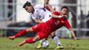 Duel Pemain Thailand, Phitiwat Sookjitthummakul, (kiri) dan pemain Vietnam, Ho Tuan Tai pada Grup B SEA Games 2017 di Selayang (24/8/2017). Vietnam mengoleksi 12 gol selama fase grup. (AP/Adrian Hoe)