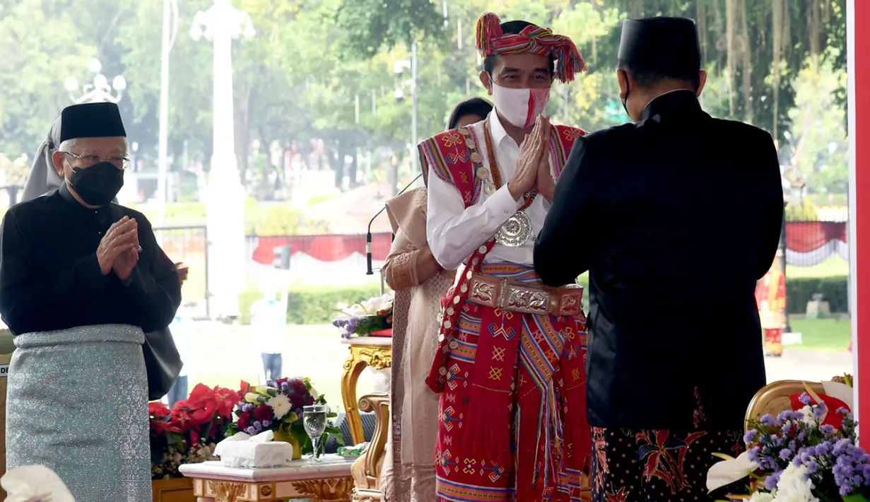 Presiden Joko Widodo didampingi Wakil Presiden Ma'ruf Amin saat Upacara Peringatan Detik-detik Proklamasi di halaman Istana Merdeka Jakarta, Senin (17/8/2020). Kali ini, Presiden Jokowi menggunakan baju adat Timor Tengah Selatan dari Nusa Tenggara Timur ( NTT). (Foto: Biro Pers Sekretariat Presiden)