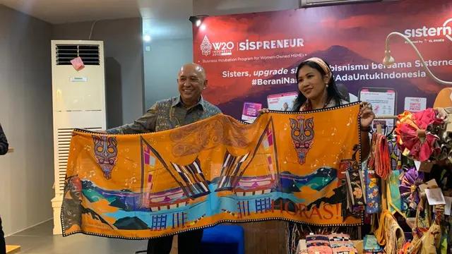 Menteri Koperasi dan UKM Teten Masduki bersama salah satu pelaku UMKM dalam acara pembukaan SMEs Future Village pada Jumat (11/11/2022). (Liputan6/Benedikta Miranti)