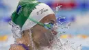 Tatjana Schoenmaker dari Afrika Selatan bertanding pada nomor 100 meter gaya dada putri di Olimpiade Tokyo 2020, Minggu (25/7/2021). (Foto: AP/Martin Meissner)