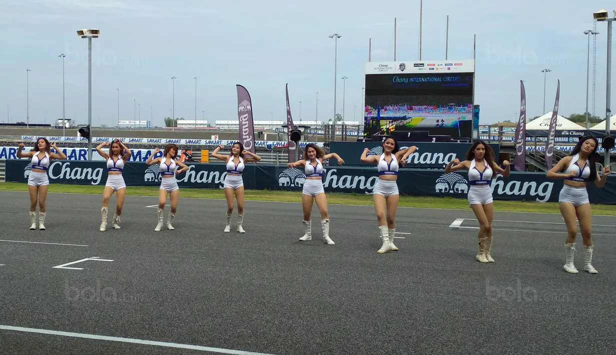 Para Umbrella Girl berpose saat Asia Road Racing Championship (ARRC) 2017 di Sirkuit Buriram, Thailand, Sabtu (2/12/2017). Kehadiran para umbrella girl menjadi daya tarik tersendiri di lintasan balap. (Bola.com/Muhammad Wirawan)