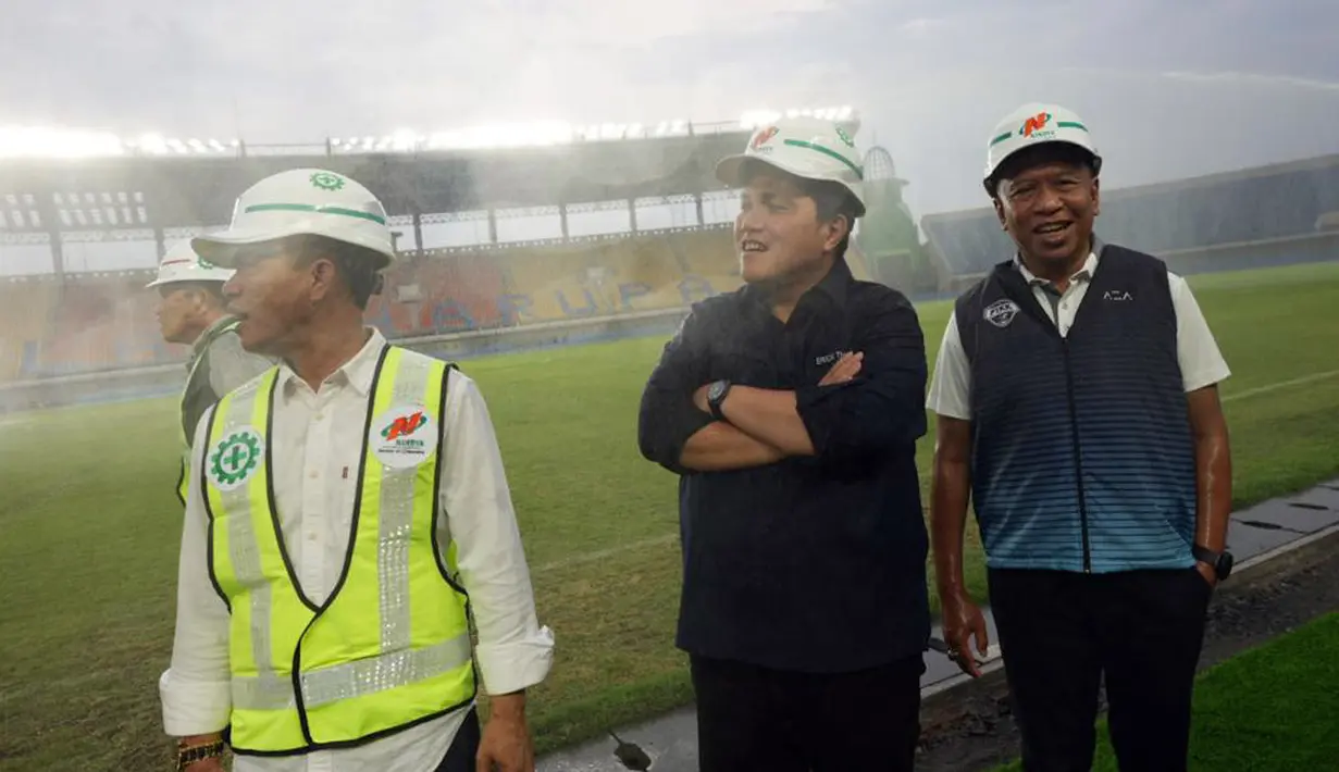 Ketua Umum PSSI Erick Thohir (tengah) didampingi Wakil Ketua Umum I PSSI Zainudin Amali (kanan) meninjau langsung fasilitas stadion Si Jalak Harupat, Kabupaten Bandung yang rencananya akan dipakai menghelat Piala Dunia U-20, Sabtu (11/3/2023). (Dok. LOC)