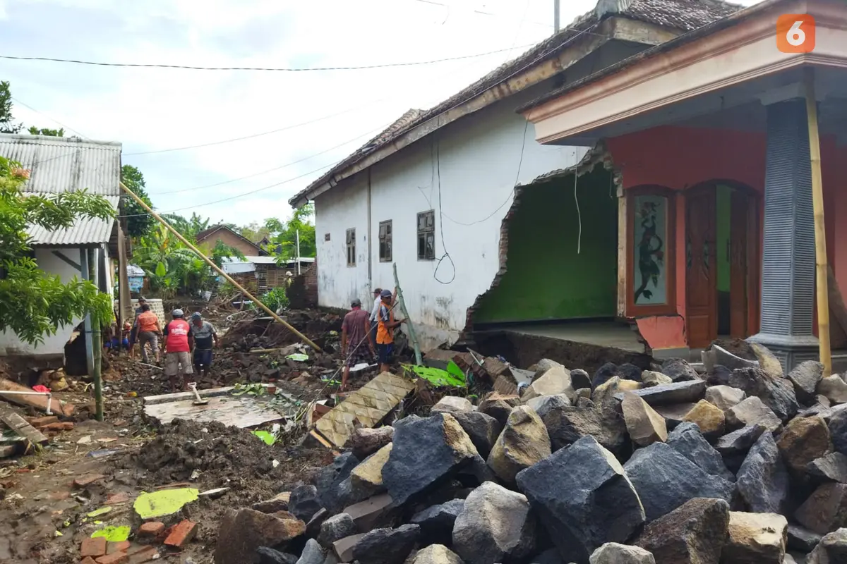 Rumah salah satu warga di kelurahan Sobo Banyuwangi rusak akibat dihantam banjir pekan lalu. (Hermawan Arifianto/Liputan6.com)