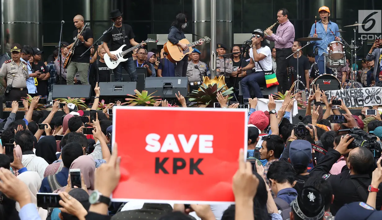 Grup musik Slank bersama Wakil Ketua KPK Saut Situmorang tampil dalam Aksi Simpatik Jurus Tandur Dukung KPK di Jakarta, Kamis (13/7). Acara tersebut diadakan sebagai bentuk dukungan terhadap KPK. (Liputan6.com/Immanuel Antonius)