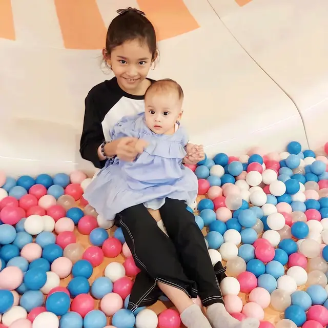 6 Potret Kedekatan Bilqis Anak Ayu Ting Ting dan Adik Sepupunya, Kakak Selalu Siaga