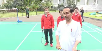 Presiden RI, Jokowi, mengawali acara perayaan sumpah pemuda dengan bermain badminton bersama para atlet.