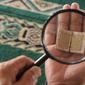 Kyai Tubagus Muhammad Tamyiz membaca Alquran mini bertinta emas dengan bantuan kaca pembesar di Masjid Jami Darusalam, Sukaraja, Bogor, Jawa Barat, Kamis (24/5). Alquran mini tersebut berukuran 10 mm x 10 mm. (Merdeka.com/Arie Basuki)