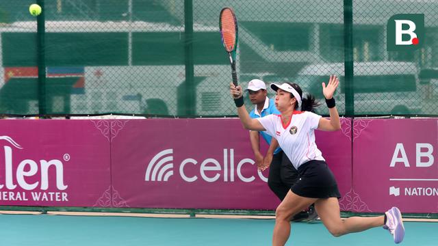 Foto: Aksi Aldila Pimpin Tim Tenis Beregu Putri Indonesia Rebut Emas SEA Games 2023, Comback Manis setelah Tertinggal di Partai Pertama