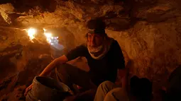 Tim relawan dan arkeolog dari IAA saat mencari barang-barang bersejarah di gua tengkorak, Gurun Yudea, Israel, (1/6).Gulungan Laut Mati adalah sekumpulan manuskrip Yahudi kuno yang menjadi salah satu penemuan terbesar abad ke-20. (REUTERS / Ronen Zvulun)