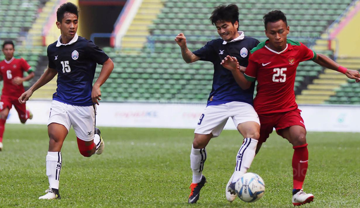 Pemain Timnas Indonesia, Osvaldo Haay, berebut bola dengan pemain Kamboja di Stadion Shah Alam, Selangor, Kamis, (24/8/2017). Indonesia menang 2-0 atas Kamboja. (Bola.com/Vitalis Yogi Trisna)