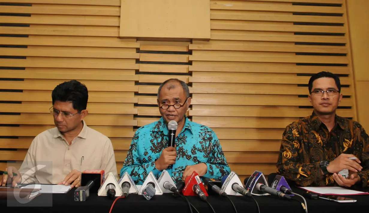  Pimpinan KPK, Agus Rahardjo (tengah) bersama Wakil Pimpinan KPK, Laode M Syarif (kiri) dan juru bicara KPK febri diansyah saat koferensi pers terkait suap pengadaan 50 mesin pesawat Garuda Indondesia, Jakarta, Kamis (19/1).  (Liputan6.com/Helmi Afandi)