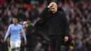 Pep Guardiola pun hanya bisa jalan tertunduk setelah pertandingan derby Manchester ini usai. (AFP/Oli Scarff)