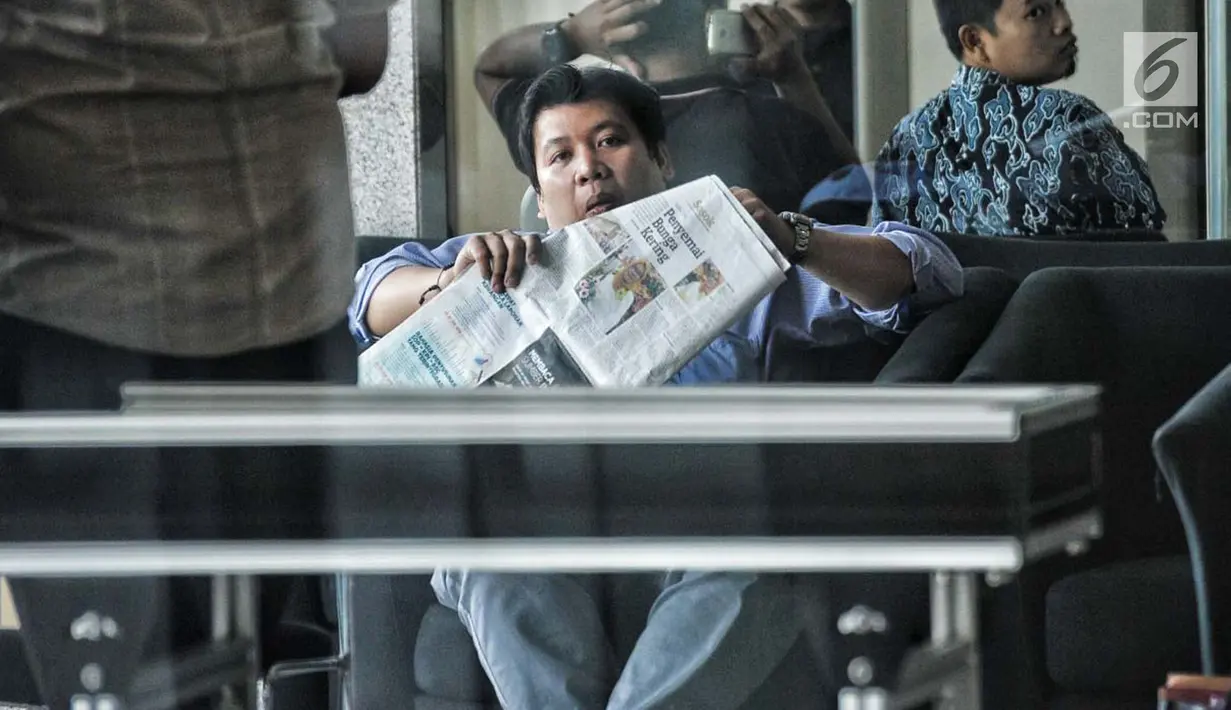 Mantan wartawan kontributor stasiun televisi swasta Hilman Mattauch berada di ruang tunggu Gedung KPK, Selasa (9/1). Hilman diperiksa terkait dugaan menghalangi penyidikan kasus korupsi E-KTP yang melibatkan Setya Novanto. (Liputan6.com/Faizal Fanani)