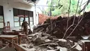 Guru mengecek kelas SDN Bambu Apus 1 usai tertimpa truk pengangkut tanah proyek Tol Cinere-Serpong di Tangerang Selatan (14/1). Menurut saksi mata truk tidak bisa menanjak dan terguling menimpah kelas serta ruang lab Komputer. (Merdeka.com/Arie Basuki)