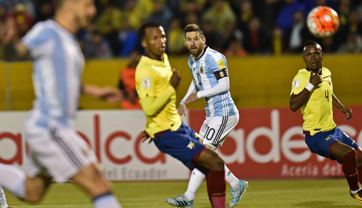Pemain timnas Argentina Lionel Messi mengamati arah bola saat Kualifikasi Piala Dunia 2018 zona Amerika Latin melawan Ekuador di Stadion Atahualpa, Rabu (11/10). Hat-trick Messi membawa Argentina lolos ke Piala Dunia dengan skor 3-1. (Rodrigo BUENDIA/AFP)