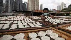 Pekerja menjemur kerupuk di industri rumahan di kawasan Manggarai, Jakarta, Rabu (26/1/2022). Program Pemulihan Ekonomi Nasional (PEN) 2022 ditetapkan sebesar Rp455,62 triliun pada APBN tahun ini. (Liputan6.com/Angga Yuniar)