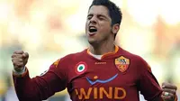 AS Roma&#039;s Brazilian defender &quot;Cicinho&quot; Cicero Joao de Cezare celebrates after scoring a goal against Fiorentina during their Italian serie A football at Olympic Stadium in Rome, on February 24 2008. AFP PHOTO / ANDREAS SOLARO