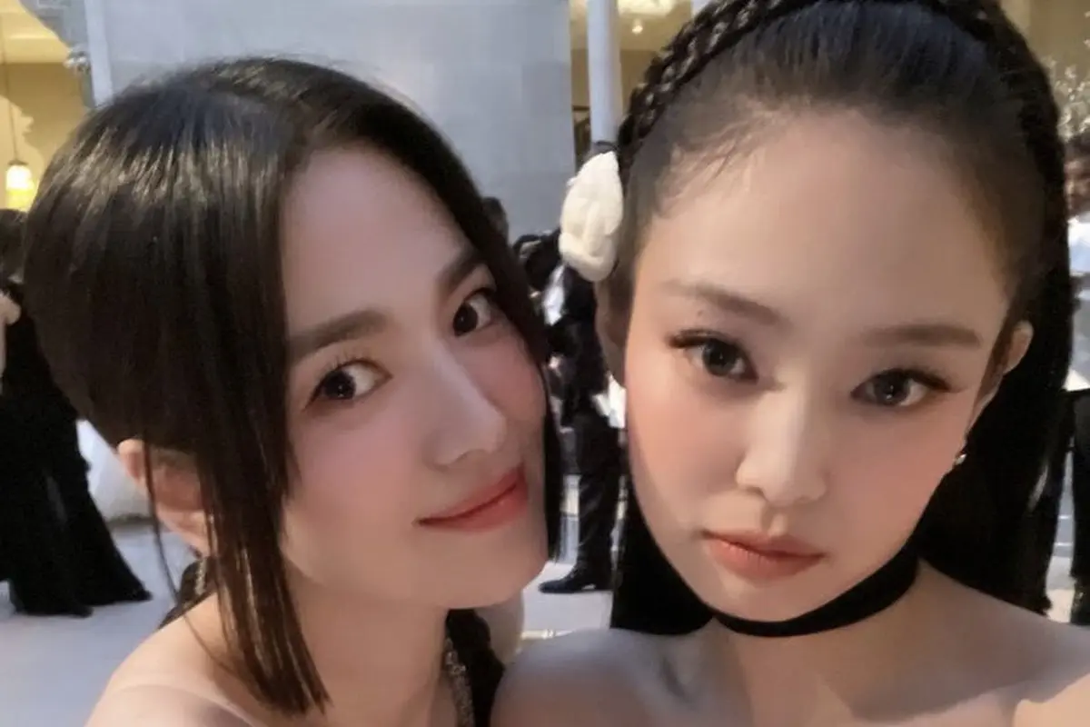 Gaya 2 Superstar Korea Selatan di Met Gala 2023, Song Hye Kyo dan Jennie Blackpink