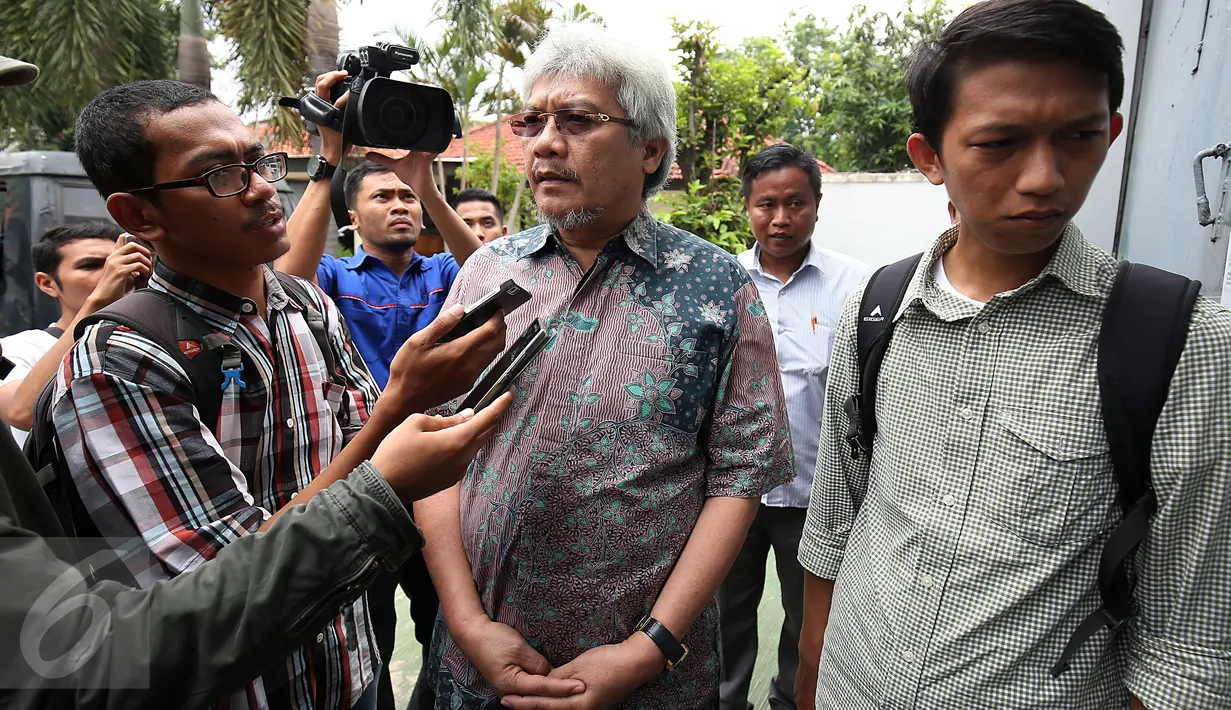Mantan Menhut M.S Kaban memberi keterangan usai mengunjungi mantan Menkes Siti Fadilah Supari di Rutan Pondok Bambu, Jakarta, Kamis (10/11). Kunjungan tersebut sebagai bentuk solidaritasnya sesama mantan menteri di era SBY. (Liputan6.com/Johan Tallo)