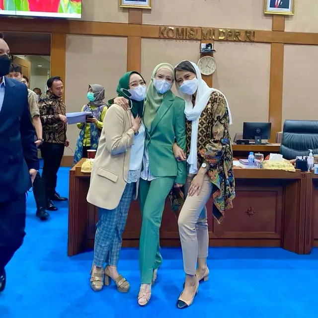 6 Gaya Mulan Jameela saat Hadiri Rapat Anggota DPR, Makin Elegan