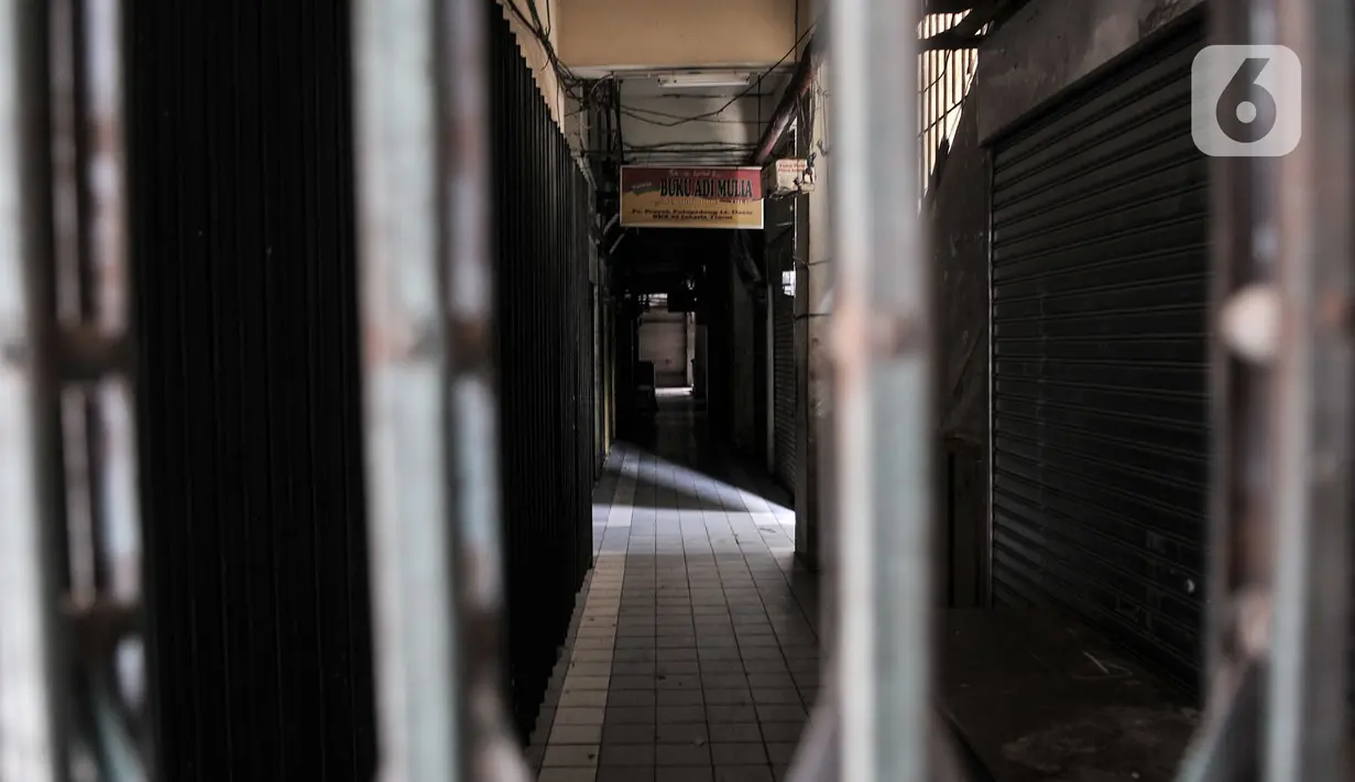 Suasana kios pedagang di Pasar Pulogadung, Jakarta, yang tutup sementera, Senin (29/6/2020). Perumda Pasar Jaya menutup sementara Pasar Pulogadung selama tiga hari hingga 27 Juni 2020 setelah ditemukannya satu orang pedagang positif Covid-19 berdasarkan hasil Swab Test. (merdeka.com/Iqbal S Nugroho)