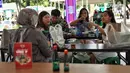 <p>Pengunjung mencoba kuliner di Festival Jajanan Bango (FJB), Senayan, Jakarta, Jumat (28/10/2022). Sebanyak 90 penjaja kuliner turut berpartisipasi dalam FJB yang digelar selama tiga hari, yakni 28-30 Oktober. (Liputan6.com/Angga Yuniar)</p>