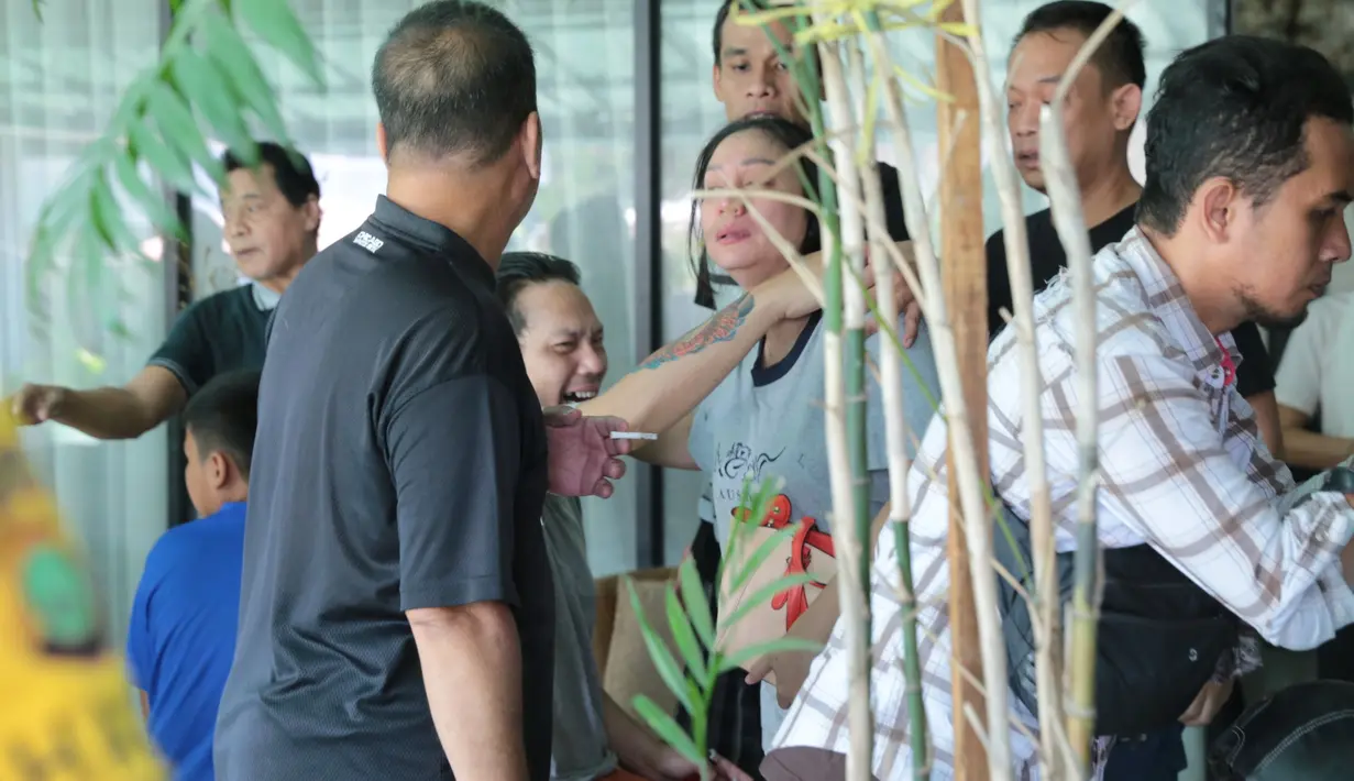 Air mata membanjiri kediaman Benny. Anak, istri, serta para sahabat dan kerabat begitu terpuruk atas kepergian musisi senior ini.  (Adrian Putra/Bintang.com)